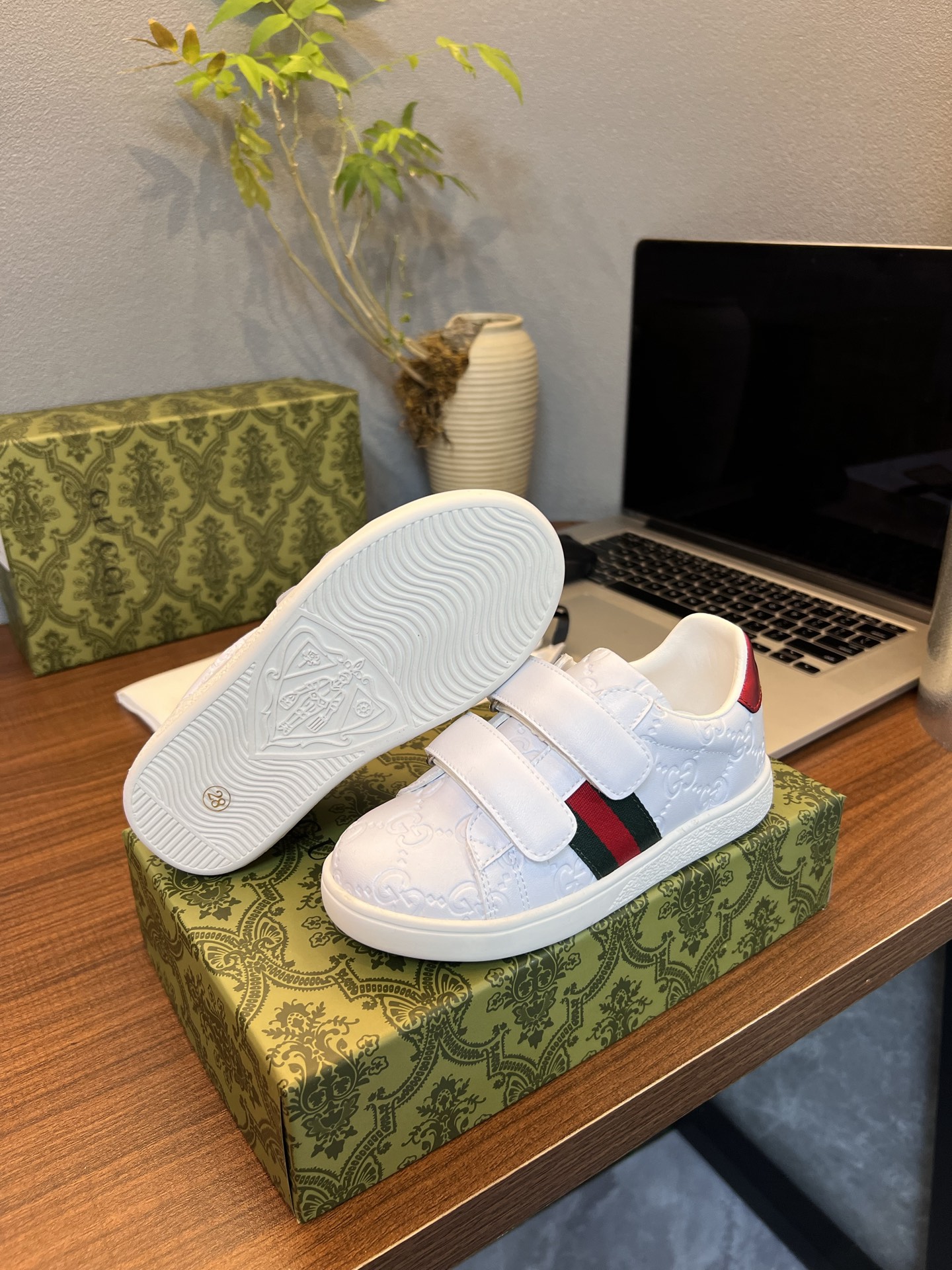 Children's shoes child